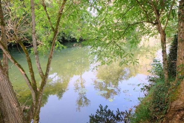 Moulin à eau du XVIe siècle à proximité de villages prospères