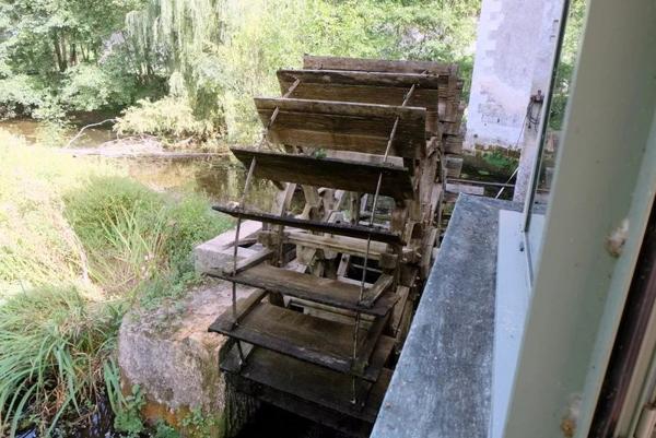 Moulin à eau du XVIe siècle à proximité de villages prospères