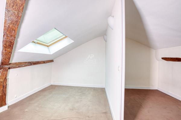 Versailles Notre-Dame rue Hoche Appartement duplex 5 pièces 4 chambres 122.80 m² au sol (109 m² carrez) situé au 3ème et dernier étage avec cave et place de parking en option €890 000 ** - Référence 25626