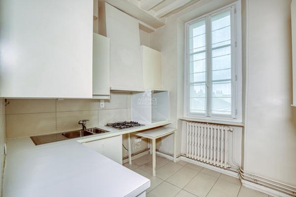 Versailles Notre-Dame rue Hoche Appartement duplex 5 pièces 4 chambres 122.80 m² au sol (109 m² carrez) situé au 3ème et dernier étage avec cave et place de parking en option €890 000 ** - Référence 25626