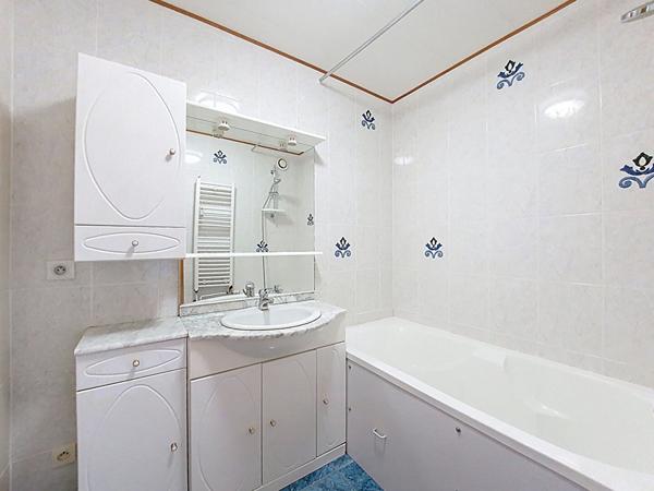 A VENDRE T2  + parking privé - NOUVELLE MADELEINE