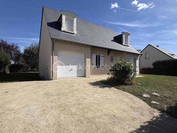 À VENDRE – Pavillon familial de 125 m² à Larçay

Situé dans un environnement calme et verdoyant, sur la commune recherchée de Larçay, ce pavillon construit en 2007 offre une superficie habitable d’environ 125 m², implanté sur un terrain clos et boisé de 575 m².

En très bon état général, cette maison séduit par ses volumes, sa luminosité et son agencement fonctionnel, parfaitement adaptés à une vie de famille.

Dès l’entrée, vous découvrirez un salon/séjour traversant et lumineux, bénéficiant d’une agréable ouverture sur le jardin, ainsi qu’une cuisine ouverte offrant un espace de vie convivial.

La maison dispose de trois belles chambres, ainsi que d’un bureau, idéal pour le télétravail ou pouvant également être aménagé selon vos besoins.

Vous trouverez également :

* une salle d’eau ;
* une salle de bain ;
* un cellier ;
* un dressing ;
* un espace mezzanine à l’étage, offrant un espace supplémentaire polyvalent ;
* un garage.

À l’extérieur, vous profiterez d’un terrain clos et boisé de 575 m², dans un cadre particulièrement agréable, calme et verdoyant.

Les + du bien

* Maison de 2007, en très bon état
* 125 m² habitables
* 3 chambres + bureau
* Salon/séjour traversant et lumineux
* Cuisine ouverte
* Mezzanine
* Garage
* Terrain clos et boisé de 575 m²
* Environnement calme et verdoyant
* École et ludothèque à proximité immédiate

Une maison familiale offrant un cadre de vie agréable et paisible, tout en restant proche des commodités du quotidien.

À découvrir sans tarder sur la commune de Larçay !
* 4 ème photo rendu home staging par ia