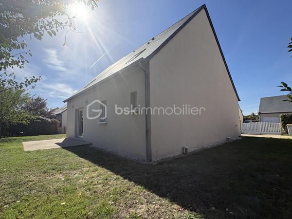 À VENDRE – Pavillon familial de 125 m² à Larçay

Situé dans un environnement calme et verdoyant, sur la commune recherchée de Larçay, ce pavillon construit en 2007 offre une superficie habitable d’environ 125 m², implanté sur un terrain clos et boisé de 575 m².

En très bon état général, cette maison séduit par ses volumes, sa luminosité et son agencement fonctionnel, parfaitement adaptés à une vie de famille.

Dès l’entrée, vous découvrirez un salon/séjour traversant et lumineux, bénéficiant d’une agréable ouverture sur le jardin, ainsi qu’une cuisine ouverte offrant un espace de vie convivial.

La maison dispose de trois belles chambres, ainsi que d’un bureau, idéal pour le télétravail ou pouvant également être aménagé selon vos besoins.

Vous trouverez également :

* une salle d’eau ;
* une salle de bain ;
* un cellier ;
* un dressing ;
* un espace mezzanine à l’étage, offrant un espace supplémentaire polyvalent ;
* un garage.

À l’extérieur, vous profiterez d’un terrain clos et boisé de 575 m², dans un cadre particulièrement agréable, calme et verdoyant.

Les + du bien

* Maison de 2007, en très bon état
* 125 m² habitables
* 3 chambres + bureau
* Salon/séjour traversant et lumineux
* Cuisine ouverte
* Mezzanine
* Garage
* Terrain clos et boisé de 575 m²
* Environnement calme et verdoyant
* École et ludothèque à proximité immédiate

Une maison familiale offrant un cadre de vie agréable et paisible, tout en restant proche des commodités du quotidien.

À découvrir sans tarder sur la commune de Larçay !
* 4 ème photo rendu home staging par ia