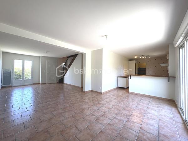 À VENDRE – Pavillon familial de 125 m² à Larçay

Situé dans un environnement calme et verdoyant, sur la commune recherchée de Larçay, ce pavillon construit en 2007 offre une superficie habitable d’environ 125 m², implanté sur un terrain clos et boisé de 575 m².

En très bon état général, cette maison séduit par ses volumes, sa luminosité et son agencement fonctionnel, parfaitement adaptés à une vie de famille.

Dès l’entrée, vous découvrirez un salon/séjour traversant et lumineux, bénéficiant d’une agréable ouverture sur le jardin, ainsi qu’une cuisine ouverte offrant un espace de vie convivial.

La maison dispose de trois belles chambres, ainsi que d’un bureau, idéal pour le télétravail ou pouvant également être aménagé selon vos besoins.

Vous trouverez également :

* une salle d’eau ;
* une salle de bain ;
* un cellier ;
* un dressing ;
* un espace mezzanine à l’étage, offrant un espace supplémentaire polyvalent ;
* un garage.

À l’extérieur, vous profiterez d’un terrain clos et boisé de 575 m², dans un cadre particulièrement agréable, calme et verdoyant.

Les + du bien

* Maison de 2007, en très bon état
* 125 m² habitables
* 3 chambres + bureau
* Salon/séjour traversant et lumineux
* Cuisine ouverte
* Mezzanine
* Garage
* Terrain clos et boisé de 575 m²
* Environnement calme et verdoyant
* École et ludothèque à proximité immédiate

Une maison familiale offrant un cadre de vie agréable et paisible, tout en restant proche des commodités du quotidien.

À découvrir sans tarder sur la commune de Larçay !
* 4 ème photo rendu home staging par ia