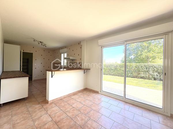 À VENDRE – Pavillon familial de 125 m² à Larçay

Situé dans un environnement calme et verdoyant, sur la commune recherchée de Larçay, ce pavillon construit en 2007 offre une superficie habitable d’environ 125 m², implanté sur un terrain clos et boisé de 575 m².

En très bon état général, cette maison séduit par ses volumes, sa luminosité et son agencement fonctionnel, parfaitement adaptés à une vie de famille.

Dès l’entrée, vous découvrirez un salon/séjour traversant et lumineux, bénéficiant d’une agréable ouverture sur le jardin, ainsi qu’une cuisine ouverte offrant un espace de vie convivial.

La maison dispose de trois belles chambres, ainsi que d’un bureau, idéal pour le télétravail ou pouvant également être aménagé selon vos besoins.

Vous trouverez également :

* une salle d’eau ;
* une salle de bain ;
* un cellier ;
* un dressing ;
* un espace mezzanine à l’étage, offrant un espace supplémentaire polyvalent ;
* un garage.

À l’extérieur, vous profiterez d’un terrain clos et boisé de 575 m², dans un cadre particulièrement agréable, calme et verdoyant.

Les + du bien

* Maison de 2007, en très bon état
* 125 m² habitables
* 3 chambres + bureau
* Salon/séjour traversant et lumineux
* Cuisine ouverte
* Mezzanine
* Garage
* Terrain clos et boisé de 575 m²
* Environnement calme et verdoyant
* École et ludothèque à proximité immédiate

Une maison familiale offrant un cadre de vie agréable et paisible, tout en restant proche des commodités du quotidien.

À découvrir sans tarder sur la commune de Larçay !
* 4 ème photo rendu home staging par ia