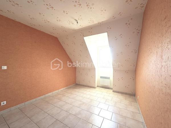 À VENDRE – Pavillon familial de 125 m² à Larçay

Situé dans un environnement calme et verdoyant, sur la commune recherchée de Larçay, ce pavillon construit en 2007 offre une superficie habitable d’environ 125 m², implanté sur un terrain clos et boisé de 575 m².

En très bon état général, cette maison séduit par ses volumes, sa luminosité et son agencement fonctionnel, parfaitement adaptés à une vie de famille.

Dès l’entrée, vous découvrirez un salon/séjour traversant et lumineux, bénéficiant d’une agréable ouverture sur le jardin, ainsi qu’une cuisine ouverte offrant un espace de vie convivial.

La maison dispose de trois belles chambres, ainsi que d’un bureau, idéal pour le télétravail ou pouvant également être aménagé selon vos besoins.

Vous trouverez également :

* une salle d’eau ;
* une salle de bain ;
* un cellier ;
* un dressing ;
* un espace mezzanine à l’étage, offrant un espace supplémentaire polyvalent ;
* un garage.

À l’extérieur, vous profiterez d’un terrain clos et boisé de 575 m², dans un cadre particulièrement agréable, calme et verdoyant.

Les + du bien

* Maison de 2007, en très bon état
* 125 m² habitables
* 3 chambres + bureau
* Salon/séjour traversant et lumineux
* Cuisine ouverte
* Mezzanine
* Garage
* Terrain clos et boisé de 575 m²
* Environnement calme et verdoyant
* École et ludothèque à proximité immédiate

Une maison familiale offrant un cadre de vie agréable et paisible, tout en restant proche des commodités du quotidien.

À découvrir sans tarder sur la commune de Larçay !
* 4 ème photo rendu home staging par ia