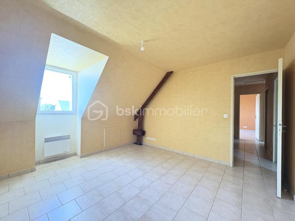 À VENDRE – Pavillon familial de 125 m² à Larçay

Situé dans un environnement calme et verdoyant, sur la commune recherchée de Larçay, ce pavillon construit en 2007 offre une superficie habitable d’environ 125 m², implanté sur un terrain clos et boisé de 575 m².

En très bon état général, cette maison séduit par ses volumes, sa luminosité et son agencement fonctionnel, parfaitement adaptés à une vie de famille.

Dès l’entrée, vous découvrirez un salon/séjour traversant et lumineux, bénéficiant d’une agréable ouverture sur le jardin, ainsi qu’une cuisine ouverte offrant un espace de vie convivial.

La maison dispose de trois belles chambres, ainsi que d’un bureau, idéal pour le télétravail ou pouvant également être aménagé selon vos besoins.

Vous trouverez également :

* une salle d’eau ;
* une salle de bain ;
* un cellier ;
* un dressing ;
* un espace mezzanine à l’étage, offrant un espace supplémentaire polyvalent ;
* un garage.

À l’extérieur, vous profiterez d’un terrain clos et boisé de 575 m², dans un cadre particulièrement agréable, calme et verdoyant.

Les + du bien

* Maison de 2007, en très bon état
* 125 m² habitables
* 3 chambres + bureau
* Salon/séjour traversant et lumineux
* Cuisine ouverte
* Mezzanine
* Garage
* Terrain clos et boisé de 575 m²
* Environnement calme et verdoyant
* École et ludothèque à proximité immédiate

Une maison familiale offrant un cadre de vie agréable et paisible, tout en restant proche des commodités du quotidien.

À découvrir sans tarder sur la commune de Larçay !
* 4 ème photo rendu home staging par ia