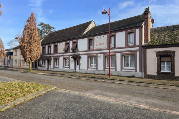Un ancien relais de poste au cœur de Breteuil-sur-Iton, 450 m² d’histoire et de potentiel au service de votre projet.