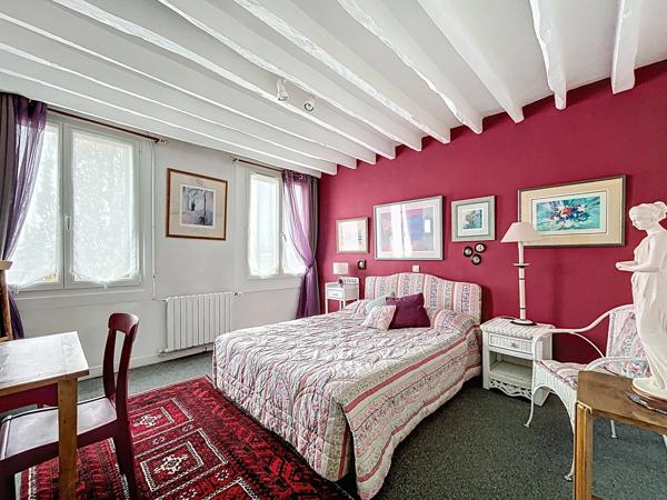 Un ancien relais de poste au cœur de Breteuil-sur-Iton, 450 m² d’histoire et de potentiel au service de votre projet.