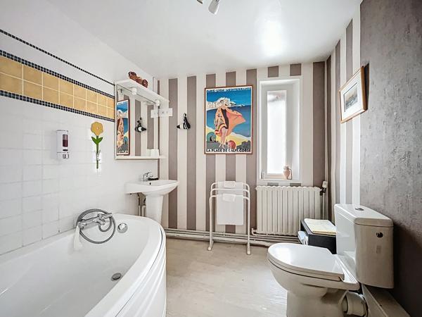 Un ancien relais de poste au cœur de Breteuil-sur-Iton, 450 m² d’histoire et de potentiel au service de votre projet.