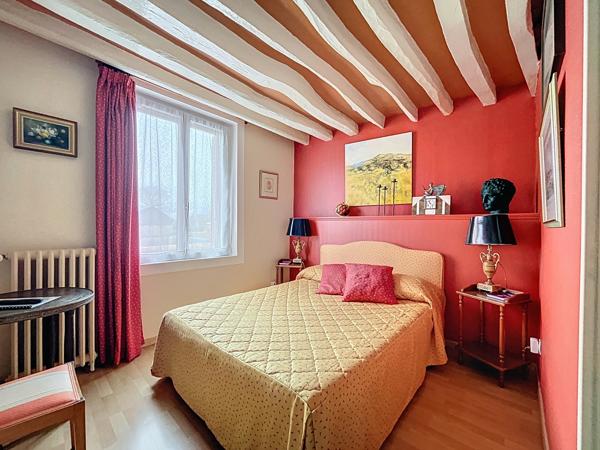 Un ancien relais de poste au cœur de Breteuil-sur-Iton, 450 m² d’histoire et de potentiel au service de votre projet.