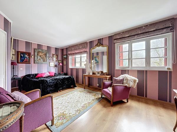 Un ancien relais de poste au cœur de Breteuil-sur-Iton, 450 m² d’histoire et de potentiel au service de votre projet.