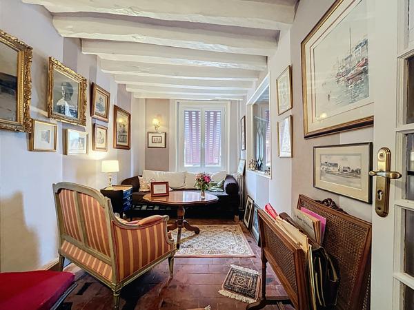 Un ancien relais de poste au cœur de Breteuil-sur-Iton, 450 m² d’histoire et de potentiel au service de votre projet.