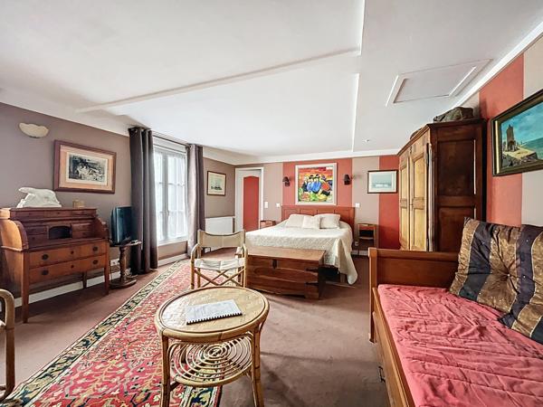 Un ancien relais de poste au cœur de Breteuil-sur-Iton, 450 m² d’histoire et de potentiel au service de votre projet.