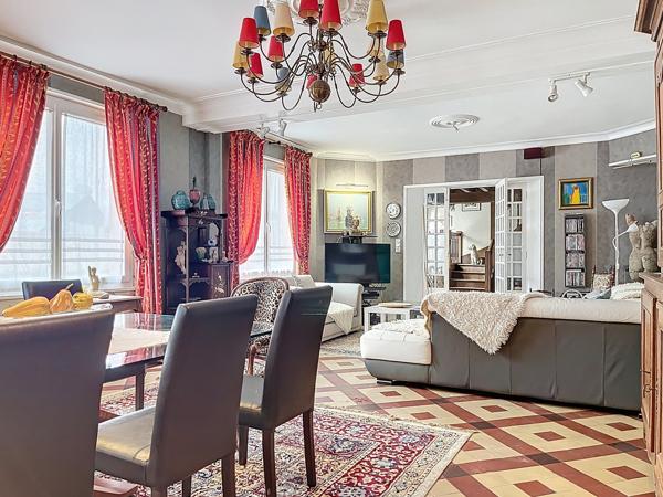 Un ancien relais de poste au cœur de Breteuil-sur-Iton, 450 m² d’histoire et de potentiel au service de votre projet.