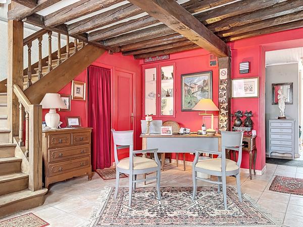 Un ancien relais de poste au cœur de Breteuil-sur-Iton, 450 m² d’histoire et de potentiel au service de votre projet.