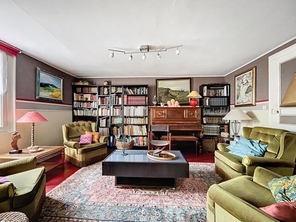 Un ancien relais de poste au cœur de Breteuil-sur-Iton, 450 m² d’histoire et de potentiel au service de votre projet.