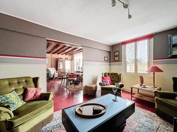 Un ancien relais de poste au cœur de Breteuil-sur-Iton, 450 m² d’histoire et de potentiel au service de votre projet.