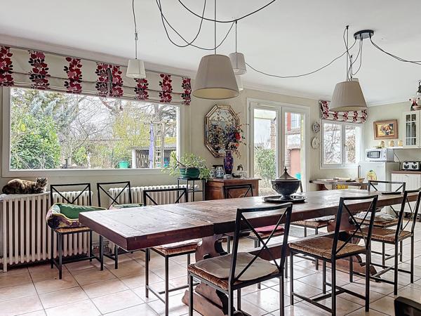 Un ancien relais de poste au cœur de Breteuil-sur-Iton, 450 m² d’histoire et de potentiel au service de votre projet.