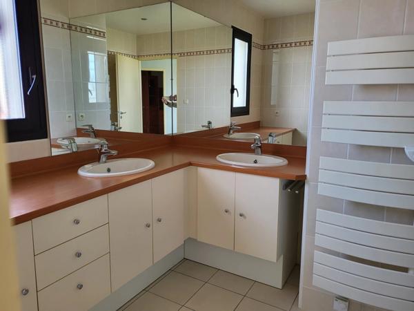 Maison impeccable de cinq chambres et économe en énergie