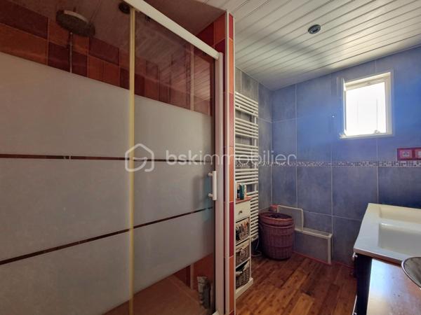 ** En EXCLUSIVITÉ ** Venez découvrir SANS TARDER cette charmante maison en pierre d'environ 190 m² et édifiée sur un terrain de 1840 m², située dans un village paisible à 3 km de MAISON-ROUGE ( commerces de proximités, bus avec lignes régulières ) ainsi qu’à 12 km de Nangis ( gare SNCF, commodités et commerces ).

Cette maison pleine de caractère vous séduira par ses volumes, ses pierres et ses poutres apparentes, elle vous offre au rez-de-chaussée une entrée, une buanderie, un WC indépendant, une salle d’eau, une cuisine aménagée et équipée, un séjour avec une cheminée, un salon, une chambre, ainsi qu’une véranda offrant un espace de vie supplémentaire baigné de lumière avec un accès direct sur l’extérieur.
À l’étage vous découvrirez 3 grandes chambres de plus de 28 m² dont une avec salle de bains et WC.

À l'extérieur vous bénéficierez également d'un vaste jardin arboré entièrement clos, d’un grand préau, de plusieurs places de stationnement, de deux abris de jardin, d’une terrasse et une mare situé dans le fond du jardin offrant un cadre apaisant.

Les ++ : Beaux volumes, fenêtres double vitrage avec volets roulants électriques, fibre raccordée, plusieurs places de stationnement ! 

Située dans un cadre idéal, cette grande maison pleine de charme, n'attend plus que vous ! Alors contactez-nous !

Pour plus d'information n'hésitez pas à contacter Julien et Cindy LUCIANI au 06 52 63 33 63.