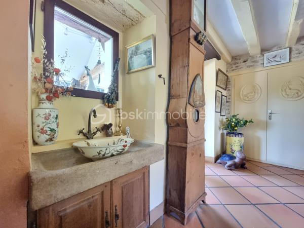 ** En EXCLUSIVITÉ ** Venez découvrir SANS TARDER cette charmante maison en pierre d'environ 190 m² et édifiée sur un terrain de 1840 m², située dans un village paisible à 3 km de MAISON-ROUGE ( commerces de proximités, bus avec lignes régulières ) ainsi qu’à 12 km de Nangis ( gare SNCF, commodités et commerces ).

Cette maison pleine de caractère vous séduira par ses volumes, ses pierres et ses poutres apparentes, elle vous offre au rez-de-chaussée une entrée, une buanderie, un WC indépendant, une salle d’eau, une cuisine aménagée et équipée, un séjour avec une cheminée, un salon, une chambre, ainsi qu’une véranda offrant un espace de vie supplémentaire baigné de lumière avec un accès direct sur l’extérieur.
À l’étage vous découvrirez 3 grandes chambres de plus de 28 m² dont une avec salle de bains et WC.

À l'extérieur vous bénéficierez également d'un vaste jardin arboré entièrement clos, d’un grand préau, de plusieurs places de stationnement, de deux abris de jardin, d’une terrasse et une mare situé dans le fond du jardin offrant un cadre apaisant.

Les ++ : Beaux volumes, fenêtres double vitrage avec volets roulants électriques, fibre raccordée, plusieurs places de stationnement ! 

Située dans un cadre idéal, cette grande maison pleine de charme, n'attend plus que vous ! Alors contactez-nous !

Pour plus d'information n'hésitez pas à contacter Julien et Cindy LUCIANI au 06 52 63 33 63.