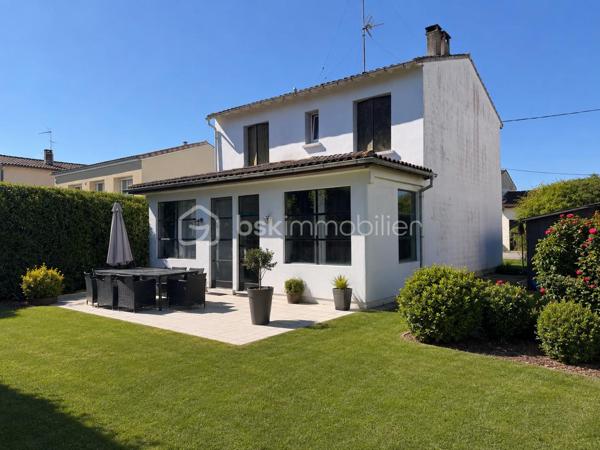 Maison familiale avec jardin au cœur de Marmande

Idéalement située dans un quartier apprécié de Marmande, cette charmante maison de ville de 112 m² conjugue confort, fonctionnalité et qualité de vie. Édifiée sur deux niveaux, elle offre des espaces généreux et parfaitement adaptés à la vie de famille.

Dès les premiers instants, vous apprécierez son ambiance chaleureuse et son agencement optimisé. Le séjour lumineux invite à la convivialité tandis que la cuisine équipée répond aux exigences du quotidien. L’espace nuit se compose de quatre chambres, offrant à chacun son intimité et de nombreuses possibilités d’aménagement.

À l’extérieur, le jardin d’environ 400 m² constitue un véritable prolongement de la maison. Cet espace verdoyant, rare en cœur de ville, est idéal pour profiter des beaux jours, recevoir ses proches ou créer un agréable coin détente.

L’emplacement représente un atout majeur. À quelques minutes à pied seulement, vous trouverez établissements scolaires, commerces et services, facilitant chaque aspect du quotidien. Les familles apprécieront particulièrement la proximité immédiate des écoles, accessibles sans contrainte de transport.

Réunissant espace, praticité et situation privilégiée, cette maison constitue une belle opportunité pour ceux qui recherchent un cadre de vie agréable au sein de Marmande.

Les points forts

✓ 112 m² habitables sur deux niveaux
✓ 4 chambres
✓ Jardin clos d’environ 400 m²
✓ Séjour lumineux
✓ Cuisine équipée
✓ Écoles et commerces accessibles à pied
✓ Quartier pratique et recherché