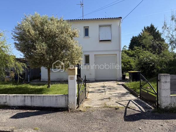 Maison familiale avec jardin au cœur de Marmande

Idéalement située dans un quartier apprécié de Marmande, cette charmante maison de ville de 112 m² conjugue confort, fonctionnalité et qualité de vie. Édifiée sur deux niveaux, elle offre des espaces généreux et parfaitement adaptés à la vie de famille.

Dès les premiers instants, vous apprécierez son ambiance chaleureuse et son agencement optimisé. Le séjour lumineux invite à la convivialité tandis que la cuisine équipée répond aux exigences du quotidien. L’espace nuit se compose de quatre chambres, offrant à chacun son intimité et de nombreuses possibilités d’aménagement.

À l’extérieur, le jardin d’environ 400 m² constitue un véritable prolongement de la maison. Cet espace verdoyant, rare en cœur de ville, est idéal pour profiter des beaux jours, recevoir ses proches ou créer un agréable coin détente.

L’emplacement représente un atout majeur. À quelques minutes à pied seulement, vous trouverez établissements scolaires, commerces et services, facilitant chaque aspect du quotidien. Les familles apprécieront particulièrement la proximité immédiate des écoles, accessibles sans contrainte de transport.

Réunissant espace, praticité et situation privilégiée, cette maison constitue une belle opportunité pour ceux qui recherchent un cadre de vie agréable au sein de Marmande.

Les points forts

✓ 112 m² habitables sur deux niveaux
✓ 4 chambres
✓ Jardin clos d’environ 400 m²
✓ Séjour lumineux
✓ Cuisine équipée
✓ Écoles et commerces accessibles à pied
✓ Quartier pratique et recherché