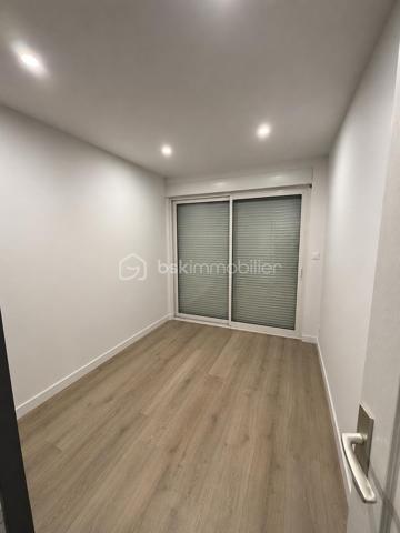Maison familiale avec jardin au cœur de Marmande

Idéalement située dans un quartier apprécié de Marmande, cette charmante maison de ville de 112 m² conjugue confort, fonctionnalité et qualité de vie. Édifiée sur deux niveaux, elle offre des espaces généreux et parfaitement adaptés à la vie de famille.

Dès les premiers instants, vous apprécierez son ambiance chaleureuse et son agencement optimisé. Le séjour lumineux invite à la convivialité tandis que la cuisine équipée répond aux exigences du quotidien. L’espace nuit se compose de quatre chambres, offrant à chacun son intimité et de nombreuses possibilités d’aménagement.

À l’extérieur, le jardin d’environ 400 m² constitue un véritable prolongement de la maison. Cet espace verdoyant, rare en cœur de ville, est idéal pour profiter des beaux jours, recevoir ses proches ou créer un agréable coin détente.

L’emplacement représente un atout majeur. À quelques minutes à pied seulement, vous trouverez établissements scolaires, commerces et services, facilitant chaque aspect du quotidien. Les familles apprécieront particulièrement la proximité immédiate des écoles, accessibles sans contrainte de transport.

Réunissant espace, praticité et situation privilégiée, cette maison constitue une belle opportunité pour ceux qui recherchent un cadre de vie agréable au sein de Marmande.

Les points forts

✓ 112 m² habitables sur deux niveaux
✓ 4 chambres
✓ Jardin clos d’environ 400 m²
✓ Séjour lumineux
✓ Cuisine équipée
✓ Écoles et commerces accessibles à pied
✓ Quartier pratique et recherché