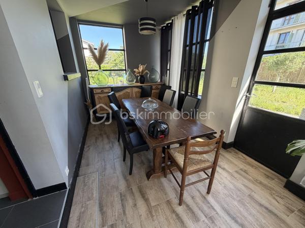 Maison familiale avec jardin au cœur de Marmande

Idéalement située dans un quartier apprécié de Marmande, cette charmante maison de ville de 112 m² conjugue confort, fonctionnalité et qualité de vie. Édifiée sur deux niveaux, elle offre des espaces généreux et parfaitement adaptés à la vie de famille.

Dès les premiers instants, vous apprécierez son ambiance chaleureuse et son agencement optimisé. Le séjour lumineux invite à la convivialité tandis que la cuisine équipée répond aux exigences du quotidien. L’espace nuit se compose de quatre chambres, offrant à chacun son intimité et de nombreuses possibilités d’aménagement.

À l’extérieur, le jardin d’environ 400 m² constitue un véritable prolongement de la maison. Cet espace verdoyant, rare en cœur de ville, est idéal pour profiter des beaux jours, recevoir ses proches ou créer un agréable coin détente.

L’emplacement représente un atout majeur. À quelques minutes à pied seulement, vous trouverez établissements scolaires, commerces et services, facilitant chaque aspect du quotidien. Les familles apprécieront particulièrement la proximité immédiate des écoles, accessibles sans contrainte de transport.

Réunissant espace, praticité et situation privilégiée, cette maison constitue une belle opportunité pour ceux qui recherchent un cadre de vie agréable au sein de Marmande.

Les points forts

✓ 112 m² habitables sur deux niveaux
✓ 4 chambres
✓ Jardin clos d’environ 400 m²
✓ Séjour lumineux
✓ Cuisine équipée
✓ Écoles et commerces accessibles à pied
✓ Quartier pratique et recherché