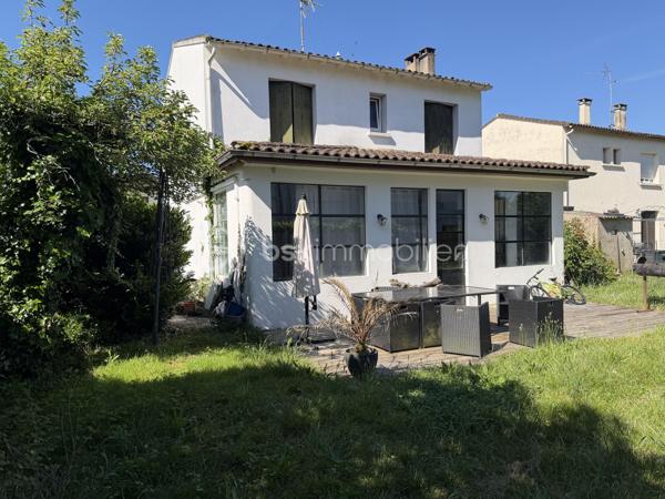 Maison familiale avec jardin au cœur de Marmande

Idéalement située dans un quartier apprécié de Marmande, cette charmante maison de ville de 112 m² conjugue confort, fonctionnalité et qualité de vie. Édifiée sur deux niveaux, elle offre des espaces généreux et parfaitement adaptés à la vie de famille.

Dès les premiers instants, vous apprécierez son ambiance chaleureuse et son agencement optimisé. Le séjour lumineux invite à la convivialité tandis que la cuisine équipée répond aux exigences du quotidien. L’espace nuit se compose de quatre chambres, offrant à chacun son intimité et de nombreuses possibilités d’aménagement.

À l’extérieur, le jardin d’environ 400 m² constitue un véritable prolongement de la maison. Cet espace verdoyant, rare en cœur de ville, est idéal pour profiter des beaux jours, recevoir ses proches ou créer un agréable coin détente.

L’emplacement représente un atout majeur. À quelques minutes à pied seulement, vous trouverez établissements scolaires, commerces et services, facilitant chaque aspect du quotidien. Les familles apprécieront particulièrement la proximité immédiate des écoles, accessibles sans contrainte de transport.

Réunissant espace, praticité et situation privilégiée, cette maison constitue une belle opportunité pour ceux qui recherchent un cadre de vie agréable au sein de Marmande.

Les points forts

✓ 112 m² habitables sur deux niveaux
✓ 4 chambres
✓ Jardin clos d’environ 400 m²
✓ Séjour lumineux
✓ Cuisine équipée
✓ Écoles et commerces accessibles à pied
✓ Quartier pratique et recherché