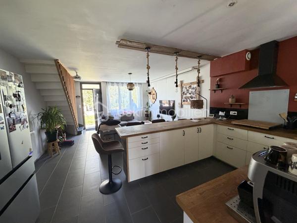 Maison familiale avec jardin au cœur de Marmande

Idéalement située dans un quartier apprécié de Marmande, cette charmante maison de ville de 112 m² conjugue confort, fonctionnalité et qualité de vie. Édifiée sur deux niveaux, elle offre des espaces généreux et parfaitement adaptés à la vie de famille.

Dès les premiers instants, vous apprécierez son ambiance chaleureuse et son agencement optimisé. Le séjour lumineux invite à la convivialité tandis que la cuisine équipée répond aux exigences du quotidien. L’espace nuit se compose de quatre chambres, offrant à chacun son intimité et de nombreuses possibilités d’aménagement.

À l’extérieur, le jardin d’environ 400 m² constitue un véritable prolongement de la maison. Cet espace verdoyant, rare en cœur de ville, est idéal pour profiter des beaux jours, recevoir ses proches ou créer un agréable coin détente.

L’emplacement représente un atout majeur. À quelques minutes à pied seulement, vous trouverez établissements scolaires, commerces et services, facilitant chaque aspect du quotidien. Les familles apprécieront particulièrement la proximité immédiate des écoles, accessibles sans contrainte de transport.

Réunissant espace, praticité et situation privilégiée, cette maison constitue une belle opportunité pour ceux qui recherchent un cadre de vie agréable au sein de Marmande.

Les points forts

✓ 112 m² habitables sur deux niveaux
✓ 4 chambres
✓ Jardin clos d’environ 400 m²
✓ Séjour lumineux
✓ Cuisine équipée
✓ Écoles et commerces accessibles à pied
✓ Quartier pratique et recherché