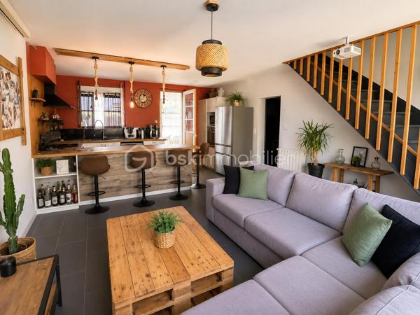 Maison familiale avec jardin au cœur de Marmande

Idéalement située dans un quartier apprécié de Marmande, cette charmante maison de ville de 112 m² conjugue confort, fonctionnalité et qualité de vie. Édifiée sur deux niveaux, elle offre des espaces généreux et parfaitement adaptés à la vie de famille.

Dès les premiers instants, vous apprécierez son ambiance chaleureuse et son agencement optimisé. Le séjour lumineux invite à la convivialité tandis que la cuisine équipée répond aux exigences du quotidien. L’espace nuit se compose de quatre chambres, offrant à chacun son intimité et de nombreuses possibilités d’aménagement.

À l’extérieur, le jardin d’environ 400 m² constitue un véritable prolongement de la maison. Cet espace verdoyant, rare en cœur de ville, est idéal pour profiter des beaux jours, recevoir ses proches ou créer un agréable coin détente.

L’emplacement représente un atout majeur. À quelques minutes à pied seulement, vous trouverez établissements scolaires, commerces et services, facilitant chaque aspect du quotidien. Les familles apprécieront particulièrement la proximité immédiate des écoles, accessibles sans contrainte de transport.

Réunissant espace, praticité et situation privilégiée, cette maison constitue une belle opportunité pour ceux qui recherchent un cadre de vie agréable au sein de Marmande.

Les points forts

✓ 112 m² habitables sur deux niveaux
✓ 4 chambres
✓ Jardin clos d’environ 400 m²
✓ Séjour lumineux
✓ Cuisine équipée
✓ Écoles et commerces accessibles à pied
✓ Quartier pratique et recherché