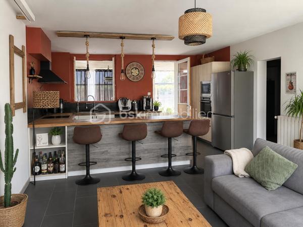 Maison familiale avec jardin au cœur de Marmande

Idéalement située dans un quartier apprécié de Marmande, cette charmante maison de ville de 112 m² conjugue confort, fonctionnalité et qualité de vie. Édifiée sur deux niveaux, elle offre des espaces généreux et parfaitement adaptés à la vie de famille.

Dès les premiers instants, vous apprécierez son ambiance chaleureuse et son agencement optimisé. Le séjour lumineux invite à la convivialité tandis que la cuisine équipée répond aux exigences du quotidien. L’espace nuit se compose de quatre chambres, offrant à chacun son intimité et de nombreuses possibilités d’aménagement.

À l’extérieur, le jardin d’environ 400 m² constitue un véritable prolongement de la maison. Cet espace verdoyant, rare en cœur de ville, est idéal pour profiter des beaux jours, recevoir ses proches ou créer un agréable coin détente.

L’emplacement représente un atout majeur. À quelques minutes à pied seulement, vous trouverez établissements scolaires, commerces et services, facilitant chaque aspect du quotidien. Les familles apprécieront particulièrement la proximité immédiate des écoles, accessibles sans contrainte de transport.

Réunissant espace, praticité et situation privilégiée, cette maison constitue une belle opportunité pour ceux qui recherchent un cadre de vie agréable au sein de Marmande.

Les points forts

✓ 112 m² habitables sur deux niveaux
✓ 4 chambres
✓ Jardin clos d’environ 400 m²
✓ Séjour lumineux
✓ Cuisine équipée
✓ Écoles et commerces accessibles à pied
✓ Quartier pratique et recherché