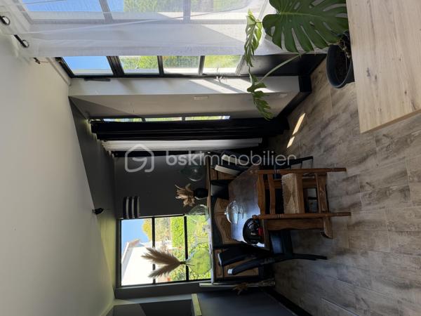 Maison familiale avec jardin au cœur de Marmande

Idéalement située dans un quartier apprécié de Marmande, cette charmante maison de ville de 112 m² conjugue confort, fonctionnalité et qualité de vie. Édifiée sur deux niveaux, elle offre des espaces généreux et parfaitement adaptés à la vie de famille.

Dès les premiers instants, vous apprécierez son ambiance chaleureuse et son agencement optimisé. Le séjour lumineux invite à la convivialité tandis que la cuisine équipée répond aux exigences du quotidien. L’espace nuit se compose de quatre chambres, offrant à chacun son intimité et de nombreuses possibilités d’aménagement.

À l’extérieur, le jardin d’environ 400 m² constitue un véritable prolongement de la maison. Cet espace verdoyant, rare en cœur de ville, est idéal pour profiter des beaux jours, recevoir ses proches ou créer un agréable coin détente.

L’emplacement représente un atout majeur. À quelques minutes à pied seulement, vous trouverez établissements scolaires, commerces et services, facilitant chaque aspect du quotidien. Les familles apprécieront particulièrement la proximité immédiate des écoles, accessibles sans contrainte de transport.

Réunissant espace, praticité et situation privilégiée, cette maison constitue une belle opportunité pour ceux qui recherchent un cadre de vie agréable au sein de Marmande.

Les points forts

✓ 112 m² habitables sur deux niveaux
✓ 4 chambres
✓ Jardin clos d’environ 400 m²
✓ Séjour lumineux
✓ Cuisine équipée
✓ Écoles et commerces accessibles à pied
✓ Quartier pratique et recherché