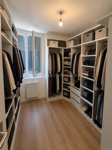 Maison familiale avec jardin au cœur de Marmande

Idéalement située dans un quartier apprécié de Marmande, cette charmante maison de ville de 112 m² conjugue confort, fonctionnalité et qualité de vie. Édifiée sur deux niveaux, elle offre des espaces généreux et parfaitement adaptés à la vie de famille.

Dès les premiers instants, vous apprécierez son ambiance chaleureuse et son agencement optimisé. Le séjour lumineux invite à la convivialité tandis que la cuisine équipée répond aux exigences du quotidien. L’espace nuit se compose de quatre chambres, offrant à chacun son intimité et de nombreuses possibilités d’aménagement.

À l’extérieur, le jardin d’environ 400 m² constitue un véritable prolongement de la maison. Cet espace verdoyant, rare en cœur de ville, est idéal pour profiter des beaux jours, recevoir ses proches ou créer un agréable coin détente.

L’emplacement représente un atout majeur. À quelques minutes à pied seulement, vous trouverez établissements scolaires, commerces et services, facilitant chaque aspect du quotidien. Les familles apprécieront particulièrement la proximité immédiate des écoles, accessibles sans contrainte de transport.

Réunissant espace, praticité et situation privilégiée, cette maison constitue une belle opportunité pour ceux qui recherchent un cadre de vie agréable au sein de Marmande.

Les points forts

✓ 112 m² habitables sur deux niveaux
✓ 4 chambres
✓ Jardin clos d’environ 400 m²
✓ Séjour lumineux
✓ Cuisine équipée
✓ Écoles et commerces accessibles à pied
✓ Quartier pratique et recherché