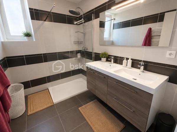 Maison familiale avec jardin au cœur de Marmande

Idéalement située dans un quartier apprécié de Marmande, cette charmante maison de ville de 112 m² conjugue confort, fonctionnalité et qualité de vie. Édifiée sur deux niveaux, elle offre des espaces généreux et parfaitement adaptés à la vie de famille.

Dès les premiers instants, vous apprécierez son ambiance chaleureuse et son agencement optimisé. Le séjour lumineux invite à la convivialité tandis que la cuisine équipée répond aux exigences du quotidien. L’espace nuit se compose de quatre chambres, offrant à chacun son intimité et de nombreuses possibilités d’aménagement.

À l’extérieur, le jardin d’environ 400 m² constitue un véritable prolongement de la maison. Cet espace verdoyant, rare en cœur de ville, est idéal pour profiter des beaux jours, recevoir ses proches ou créer un agréable coin détente.

L’emplacement représente un atout majeur. À quelques minutes à pied seulement, vous trouverez établissements scolaires, commerces et services, facilitant chaque aspect du quotidien. Les familles apprécieront particulièrement la proximité immédiate des écoles, accessibles sans contrainte de transport.

Réunissant espace, praticité et situation privilégiée, cette maison constitue une belle opportunité pour ceux qui recherchent un cadre de vie agréable au sein de Marmande.

Les points forts

✓ 112 m² habitables sur deux niveaux
✓ 4 chambres
✓ Jardin clos d’environ 400 m²
✓ Séjour lumineux
✓ Cuisine équipée
✓ Écoles et commerces accessibles à pied
✓ Quartier pratique et recherché