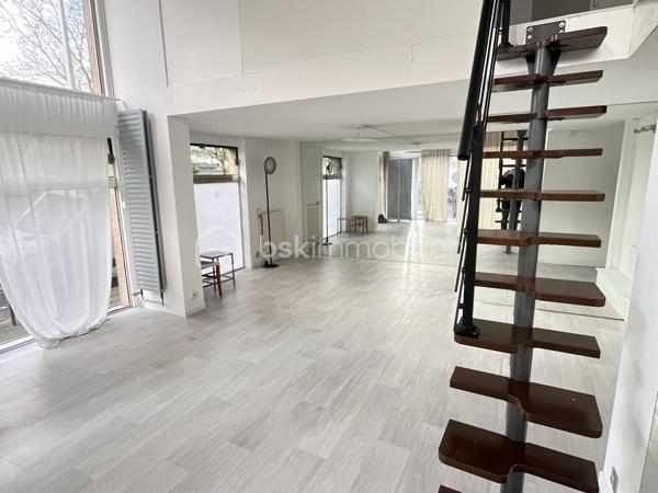 Idéalement situé en plein cœur de Nantes, à proximité immédiate du parking de l’Île Gloriette et du Palais de Justice, ce local commercial bénéficie d’un emplacement stratégique, recherché pour les activités professionnelles et tertiaires.

- Surface totale : 53 m²
- Entrée indépendante sur rue
- Organisation fonctionnelle sur 2 niveaux :
	•	Rez-de-chaussée : espace principal d’environ 30 m² + WC
	•	Étage : pièce avec kitchenette d’environ 20 m²

-  Bail commercial 3/6/9 en cours (depuis mars 2026)
	•	Loyer annuel hors charges de 10 092 € HT HC
	•	Taxe foncière à la charge du locataire (1 209 €/an)

📊 Rentabilité attractive :
	•	Rentabilité brute : 6,45 %
	•	Rentabilité sécurisée avec locataire en place
	•	Charges limitées (taxe foncière supportée par le locataire)

⸻

✅ Les + du bien :
✔ Emplacement premium en centre-ville
✔ Revenus immédiats (aucune vacance locative)
✔ Faible mise de départ
✔ Idéal pour un premier investissement ou diversification de patrimoine