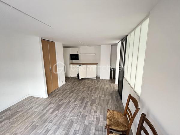 Idéalement situé en plein cœur de Nantes, à proximité immédiate du parking de l’Île Gloriette et du Palais de Justice, ce local commercial bénéficie d’un emplacement stratégique, recherché pour les activités professionnelles et tertiaires.

- Surface totale : 53 m²
- Entrée indépendante sur rue
- Organisation fonctionnelle sur 2 niveaux :
	•	Rez-de-chaussée : espace principal d’environ 30 m² + WC
	•	Étage : pièce avec kitchenette d’environ 20 m²

-  Bail commercial 3/6/9 en cours (depuis mars 2026)
	•	Loyer annuel hors charges de 10 092 € HT HC
	•	Taxe foncière à la charge du locataire (1 209 €/an)

📊 Rentabilité attractive :
	•	Rentabilité brute : 6,45 %
	•	Rentabilité sécurisée avec locataire en place
	•	Charges limitées (taxe foncière supportée par le locataire)

⸻

✅ Les + du bien :
✔ Emplacement premium en centre-ville
✔ Revenus immédiats (aucune vacance locative)
✔ Faible mise de départ
✔ Idéal pour un premier investissement ou diversification de patrimoine