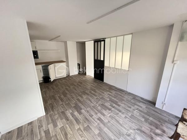 Idéalement situé en plein cœur de Nantes, à proximité immédiate du parking de l’Île Gloriette et du Palais de Justice, ce local commercial bénéficie d’un emplacement stratégique, recherché pour les activités professionnelles et tertiaires.

- Surface totale : 53 m²
- Entrée indépendante sur rue
- Organisation fonctionnelle sur 2 niveaux :
	•	Rez-de-chaussée : espace principal d’environ 30 m² + WC
	•	Étage : pièce avec kitchenette d’environ 20 m²

-  Bail commercial 3/6/9 en cours (depuis mars 2026)
	•	Loyer annuel hors charges de 10 092 € HT HC
	•	Taxe foncière à la charge du locataire (1 209 €/an)

📊 Rentabilité attractive :
	•	Rentabilité brute : 6,45 %
	•	Rentabilité sécurisée avec locataire en place
	•	Charges limitées (taxe foncière supportée par le locataire)

⸻

✅ Les + du bien :
✔ Emplacement premium en centre-ville
✔ Revenus immédiats (aucune vacance locative)
✔ Faible mise de départ
✔ Idéal pour un premier investissement ou diversification de patrimoine