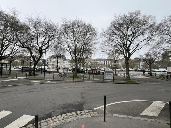 Idéalement situé en plein cœur de Nantes, à proximité immédiate du parking de l’Île Gloriette et du Palais de Justice, ce local commercial bénéficie d’un emplacement stratégique, recherché pour les activités professionnelles et tertiaires.

- Surface totale : 53 m²
- Entrée indépendante sur rue
- Organisation fonctionnelle sur 2 niveaux :
	•	Rez-de-chaussée : espace principal d’environ 30 m² + WC
	•	Étage : pièce avec kitchenette d’environ 20 m²

-  Bail commercial 3/6/9 en cours (depuis mars 2026)
	•	Loyer annuel hors charges de 10 092 € HT HC
	•	Taxe foncière à la charge du locataire (1 209 €/an)

📊 Rentabilité attractive :
	•	Rentabilité brute : 6,45 %
	•	Rentabilité sécurisée avec locataire en place
	•	Charges limitées (taxe foncière supportée par le locataire)

⸻

✅ Les + du bien :
✔ Emplacement premium en centre-ville
✔ Revenus immédiats (aucune vacance locative)
✔ Faible mise de départ
✔ Idéal pour un premier investissement ou diversification de patrimoine