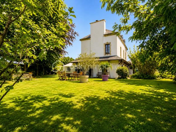 BSKIMMOBILIER vous présente : Une maison singulière, pleine de cachet, idéalement située et offrant de belles possibilités d’évolution. Un bien rare pour celles et ceux qui recherchent plus qu’une simple habitation : un véritable lieu de vie.

Amoureux de la belle pierre, du charme de l’ancien et des maisons qui ont une véritable âme, cette propriété devrait immédiatement retenir votre attention.

Édifiée sur un terrain clos d’environ 1 130 m², cette maison de caractère de 8 pièces séduit par son cachet authentique, ses beaux volumes et son environnement privilégié. Ici, tout est réuni : pierre apparente, poutres, carreaux anciens, belles hauteurs, ambiance chaleureuse et extérieur agréable, le tout avec écoles, commerces et gare accessibles à pied.

Le rez-de-chaussée propose une belle entrée, un vaste espace séjour–salle à manger, un salon cosy, une cuisine ouverte ainsi qu’un cellier. Les pièces de vie offrent une atmosphère conviviale et familiale, avec une vraie sensation d’espace et de charme.
La maison dispose aujourd’hui de 4 chambres, réparties sur les niveaux supérieurs.

À l’étage, vous découvrirez deux belles chambres ainsi qu’une salle de bains. Le second niveau accueille deux grandes chambres supplémentaires, parfaites pour une famille, des espaces invités, un bureau ou un projet indépendant.

Un véritable atout complète ce bien : le potentiel d’évolution au rez-de-chaussée, avec la possibilité d’aménager un appartement indépendant. Cette configuration ouvre la porte à différents projets : logement familial complémentaire, espace pour recevoir, activité locative, profession indépendante ou maison d’amis.

À l’extérieur, le terrain clos offre un bel écrin de verdure, intime et agréable. Le mur de clôture en pierre vient renforcer le charme de l’ensemble et apporte une vraie identité à la propriété.

Pour plus d'information et visiter ce bien contactez Guillaume LE STRAT.

Pour vous, je réalise, gratuitement et sous 48h votre avis de valeur dans le cadre d’une succession ou de votre projet de vente sur les secteurs Golfe du Morbihan, Pays d'Auray, Ploemel, Brech, Pluneret, Sainte-Anne-D'Auray, Plumergat, Le Bono, Plougoumelen, Baden...Pluvigner et ses alentours... Au plaisir de vous aider ou vous accompagner personnellement dans votre projet immobilier !