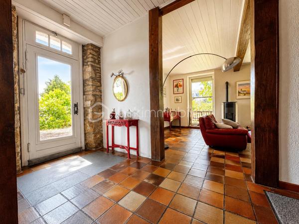 BSKIMMOBILIER vous présente : Une maison singulière, pleine de cachet, idéalement située et offrant de belles possibilités d’évolution. Un bien rare pour celles et ceux qui recherchent plus qu’une simple habitation : un véritable lieu de vie.

Amoureux de la belle pierre, du charme de l’ancien et des maisons qui ont une véritable âme, cette propriété devrait immédiatement retenir votre attention.

Édifiée sur un terrain clos d’environ 1 130 m², cette maison de caractère de 8 pièces séduit par son cachet authentique, ses beaux volumes et son environnement privilégié. Ici, tout est réuni : pierre apparente, poutres, carreaux anciens, belles hauteurs, ambiance chaleureuse et extérieur agréable, le tout avec écoles, commerces et gare accessibles à pied.

Le rez-de-chaussée propose une belle entrée, un vaste espace séjour–salle à manger, un salon cosy, une cuisine ouverte ainsi qu’un cellier. Les pièces de vie offrent une atmosphère conviviale et familiale, avec une vraie sensation d’espace et de charme.
La maison dispose aujourd’hui de 4 chambres, réparties sur les niveaux supérieurs.

À l’étage, vous découvrirez deux belles chambres ainsi qu’une salle de bains. Le second niveau accueille deux grandes chambres supplémentaires, parfaites pour une famille, des espaces invités, un bureau ou un projet indépendant.

Un véritable atout complète ce bien : le potentiel d’évolution au rez-de-chaussée, avec la possibilité d’aménager un appartement indépendant. Cette configuration ouvre la porte à différents projets : logement familial complémentaire, espace pour recevoir, activité locative, profession indépendante ou maison d’amis.

À l’extérieur, le terrain clos offre un bel écrin de verdure, intime et agréable. Le mur de clôture en pierre vient renforcer le charme de l’ensemble et apporte une vraie identité à la propriété.

Pour plus d'information et visiter ce bien contactez Guillaume LE STRAT.

Pour vous, je réalise, gratuitement et sous 48h votre avis de valeur dans le cadre d’une succession ou de votre projet de vente sur les secteurs Golfe du Morbihan, Pays d'Auray, Ploemel, Brech, Pluneret, Sainte-Anne-D'Auray, Plumergat, Le Bono, Plougoumelen, Baden...Pluvigner et ses alentours... Au plaisir de vous aider ou vous accompagner personnellement dans votre projet immobilier !
