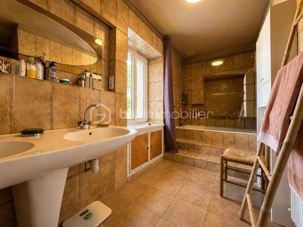 BSKIMMOBILIER vous présente : Une maison singulière, pleine de cachet, idéalement située et offrant de belles possibilités d’évolution. Un bien rare pour celles et ceux qui recherchent plus qu’une simple habitation : un véritable lieu de vie.

Amoureux de la belle pierre, du charme de l’ancien et des maisons qui ont une véritable âme, cette propriété devrait immédiatement retenir votre attention.

Édifiée sur un terrain clos d’environ 1 130 m², cette maison de caractère de 8 pièces séduit par son cachet authentique, ses beaux volumes et son environnement privilégié. Ici, tout est réuni : pierre apparente, poutres, carreaux anciens, belles hauteurs, ambiance chaleureuse et extérieur agréable, le tout avec écoles, commerces et gare accessibles à pied.

Le rez-de-chaussée propose une belle entrée, un vaste espace séjour–salle à manger, un salon cosy, une cuisine ouverte ainsi qu’un cellier. Les pièces de vie offrent une atmosphère conviviale et familiale, avec une vraie sensation d’espace et de charme.
La maison dispose aujourd’hui de 4 chambres, réparties sur les niveaux supérieurs.

À l’étage, vous découvrirez deux belles chambres ainsi qu’une salle de bains. Le second niveau accueille deux grandes chambres supplémentaires, parfaites pour une famille, des espaces invités, un bureau ou un projet indépendant.

Un véritable atout complète ce bien : le potentiel d’évolution au rez-de-chaussée, avec la possibilité d’aménager un appartement indépendant. Cette configuration ouvre la porte à différents projets : logement familial complémentaire, espace pour recevoir, activité locative, profession indépendante ou maison d’amis.

À l’extérieur, le terrain clos offre un bel écrin de verdure, intime et agréable. Le mur de clôture en pierre vient renforcer le charme de l’ensemble et apporte une vraie identité à la propriété.

Pour plus d'information et visiter ce bien contactez Guillaume LE STRAT.

Pour vous, je réalise, gratuitement et sous 48h votre avis de valeur dans le cadre d’une succession ou de votre projet de vente sur les secteurs Golfe du Morbihan, Pays d'Auray, Ploemel, Brech, Pluneret, Sainte-Anne-D'Auray, Plumergat, Le Bono, Plougoumelen, Baden...Pluvigner et ses alentours... Au plaisir de vous aider ou vous accompagner personnellement dans votre projet immobilier !