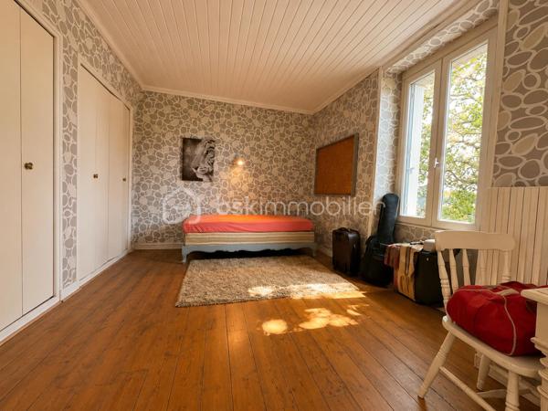 BSKIMMOBILIER vous présente : Une maison singulière, pleine de cachet, idéalement située et offrant de belles possibilités d’évolution. Un bien rare pour celles et ceux qui recherchent plus qu’une simple habitation : un véritable lieu de vie.

Amoureux de la belle pierre, du charme de l’ancien et des maisons qui ont une véritable âme, cette propriété devrait immédiatement retenir votre attention.

Édifiée sur un terrain clos d’environ 1 130 m², cette maison de caractère de 8 pièces séduit par son cachet authentique, ses beaux volumes et son environnement privilégié. Ici, tout est réuni : pierre apparente, poutres, carreaux anciens, belles hauteurs, ambiance chaleureuse et extérieur agréable, le tout avec écoles, commerces et gare accessibles à pied.

Le rez-de-chaussée propose une belle entrée, un vaste espace séjour–salle à manger, un salon cosy, une cuisine ouverte ainsi qu’un cellier. Les pièces de vie offrent une atmosphère conviviale et familiale, avec une vraie sensation d’espace et de charme.
La maison dispose aujourd’hui de 4 chambres, réparties sur les niveaux supérieurs.

À l’étage, vous découvrirez deux belles chambres ainsi qu’une salle de bains. Le second niveau accueille deux grandes chambres supplémentaires, parfaites pour une famille, des espaces invités, un bureau ou un projet indépendant.

Un véritable atout complète ce bien : le potentiel d’évolution au rez-de-chaussée, avec la possibilité d’aménager un appartement indépendant. Cette configuration ouvre la porte à différents projets : logement familial complémentaire, espace pour recevoir, activité locative, profession indépendante ou maison d’amis.

À l’extérieur, le terrain clos offre un bel écrin de verdure, intime et agréable. Le mur de clôture en pierre vient renforcer le charme de l’ensemble et apporte une vraie identité à la propriété.

Pour plus d'information et visiter ce bien contactez Guillaume LE STRAT.

Pour vous, je réalise, gratuitement et sous 48h votre avis de valeur dans le cadre d’une succession ou de votre projet de vente sur les secteurs Golfe du Morbihan, Pays d'Auray, Ploemel, Brech, Pluneret, Sainte-Anne-D'Auray, Plumergat, Le Bono, Plougoumelen, Baden...Pluvigner et ses alentours... Au plaisir de vous aider ou vous accompagner personnellement dans votre projet immobilier !