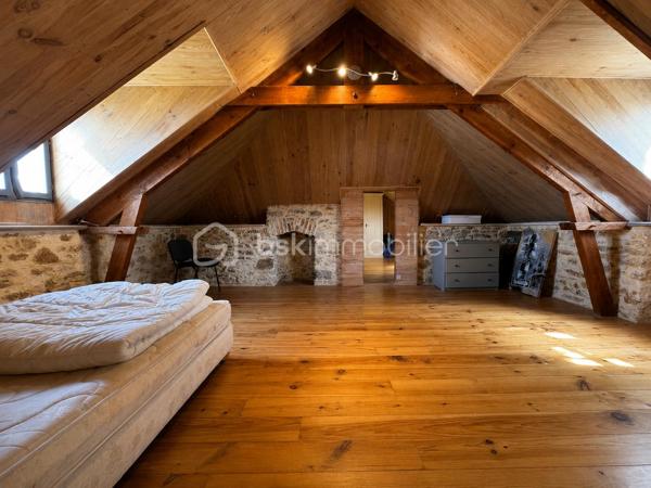 BSKIMMOBILIER vous présente : Une maison singulière, pleine de cachet, idéalement située et offrant de belles possibilités d’évolution. Un bien rare pour celles et ceux qui recherchent plus qu’une simple habitation : un véritable lieu de vie.

Amoureux de la belle pierre, du charme de l’ancien et des maisons qui ont une véritable âme, cette propriété devrait immédiatement retenir votre attention.

Édifiée sur un terrain clos d’environ 1 130 m², cette maison de caractère de 8 pièces séduit par son cachet authentique, ses beaux volumes et son environnement privilégié. Ici, tout est réuni : pierre apparente, poutres, carreaux anciens, belles hauteurs, ambiance chaleureuse et extérieur agréable, le tout avec écoles, commerces et gare accessibles à pied.

Le rez-de-chaussée propose une belle entrée, un vaste espace séjour–salle à manger, un salon cosy, une cuisine ouverte ainsi qu’un cellier. Les pièces de vie offrent une atmosphère conviviale et familiale, avec une vraie sensation d’espace et de charme.
La maison dispose aujourd’hui de 4 chambres, réparties sur les niveaux supérieurs.

À l’étage, vous découvrirez deux belles chambres ainsi qu’une salle de bains. Le second niveau accueille deux grandes chambres supplémentaires, parfaites pour une famille, des espaces invités, un bureau ou un projet indépendant.

Un véritable atout complète ce bien : le potentiel d’évolution au rez-de-chaussée, avec la possibilité d’aménager un appartement indépendant. Cette configuration ouvre la porte à différents projets : logement familial complémentaire, espace pour recevoir, activité locative, profession indépendante ou maison d’amis.

À l’extérieur, le terrain clos offre un bel écrin de verdure, intime et agréable. Le mur de clôture en pierre vient renforcer le charme de l’ensemble et apporte une vraie identité à la propriété.

Pour plus d'information et visiter ce bien contactez Guillaume LE STRAT.

Pour vous, je réalise, gratuitement et sous 48h votre avis de valeur dans le cadre d’une succession ou de votre projet de vente sur les secteurs Golfe du Morbihan, Pays d'Auray, Ploemel, Brech, Pluneret, Sainte-Anne-D'Auray, Plumergat, Le Bono, Plougoumelen, Baden...Pluvigner et ses alentours... Au plaisir de vous aider ou vous accompagner personnellement dans votre projet immobilier !