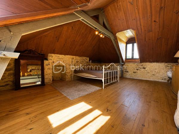 BSKIMMOBILIER vous présente : Une maison singulière, pleine de cachet, idéalement située et offrant de belles possibilités d’évolution. Un bien rare pour celles et ceux qui recherchent plus qu’une simple habitation : un véritable lieu de vie.

Amoureux de la belle pierre, du charme de l’ancien et des maisons qui ont une véritable âme, cette propriété devrait immédiatement retenir votre attention.

Édifiée sur un terrain clos d’environ 1 130 m², cette maison de caractère de 8 pièces séduit par son cachet authentique, ses beaux volumes et son environnement privilégié. Ici, tout est réuni : pierre apparente, poutres, carreaux anciens, belles hauteurs, ambiance chaleureuse et extérieur agréable, le tout avec écoles, commerces et gare accessibles à pied.

Le rez-de-chaussée propose une belle entrée, un vaste espace séjour–salle à manger, un salon cosy, une cuisine ouverte ainsi qu’un cellier. Les pièces de vie offrent une atmosphère conviviale et familiale, avec une vraie sensation d’espace et de charme.
La maison dispose aujourd’hui de 4 chambres, réparties sur les niveaux supérieurs.

À l’étage, vous découvrirez deux belles chambres ainsi qu’une salle de bains. Le second niveau accueille deux grandes chambres supplémentaires, parfaites pour une famille, des espaces invités, un bureau ou un projet indépendant.

Un véritable atout complète ce bien : le potentiel d’évolution au rez-de-chaussée, avec la possibilité d’aménager un appartement indépendant. Cette configuration ouvre la porte à différents projets : logement familial complémentaire, espace pour recevoir, activité locative, profession indépendante ou maison d’amis.

À l’extérieur, le terrain clos offre un bel écrin de verdure, intime et agréable. Le mur de clôture en pierre vient renforcer le charme de l’ensemble et apporte une vraie identité à la propriété.

Pour plus d'information et visiter ce bien contactez Guillaume LE STRAT.

Pour vous, je réalise, gratuitement et sous 48h votre avis de valeur dans le cadre d’une succession ou de votre projet de vente sur les secteurs Golfe du Morbihan, Pays d'Auray, Ploemel, Brech, Pluneret, Sainte-Anne-D'Auray, Plumergat, Le Bono, Plougoumelen, Baden...Pluvigner et ses alentours... Au plaisir de vous aider ou vous accompagner personnellement dans votre projet immobilier !