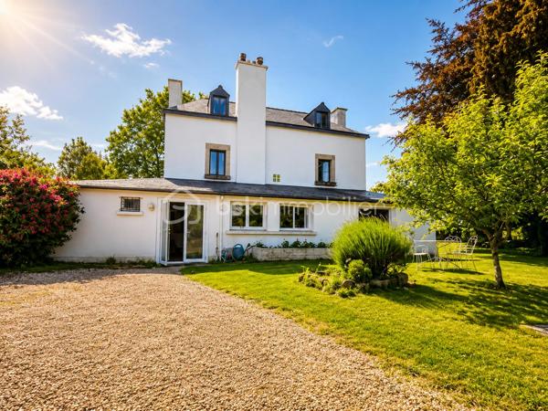 BSKIMMOBILIER vous présente : Une maison singulière, pleine de cachet, idéalement située et offrant de belles possibilités d’évolution. Un bien rare pour celles et ceux qui recherchent plus qu’une simple habitation : un véritable lieu de vie.

Amoureux de la belle pierre, du charme de l’ancien et des maisons qui ont une véritable âme, cette propriété devrait immédiatement retenir votre attention.

Édifiée sur un terrain clos d’environ 1 130 m², cette maison de caractère de 8 pièces séduit par son cachet authentique, ses beaux volumes et son environnement privilégié. Ici, tout est réuni : pierre apparente, poutres, carreaux anciens, belles hauteurs, ambiance chaleureuse et extérieur agréable, le tout avec écoles, commerces et gare accessibles à pied.

Le rez-de-chaussée propose une belle entrée, un vaste espace séjour–salle à manger, un salon cosy, une cuisine ouverte ainsi qu’un cellier. Les pièces de vie offrent une atmosphère conviviale et familiale, avec une vraie sensation d’espace et de charme.
La maison dispose aujourd’hui de 4 chambres, réparties sur les niveaux supérieurs.

À l’étage, vous découvrirez deux belles chambres ainsi qu’une salle de bains. Le second niveau accueille deux grandes chambres supplémentaires, parfaites pour une famille, des espaces invités, un bureau ou un projet indépendant.

Un véritable atout complète ce bien : le potentiel d’évolution au rez-de-chaussée, avec la possibilité d’aménager un appartement indépendant. Cette configuration ouvre la porte à différents projets : logement familial complémentaire, espace pour recevoir, activité locative, profession indépendante ou maison d’amis.

À l’extérieur, le terrain clos offre un bel écrin de verdure, intime et agréable. Le mur de clôture en pierre vient renforcer le charme de l’ensemble et apporte une vraie identité à la propriété.

Pour plus d'information et visiter ce bien contactez Guillaume LE STRAT.

Pour vous, je réalise, gratuitement et sous 48h votre avis de valeur dans le cadre d’une succession ou de votre projet de vente sur les secteurs Golfe du Morbihan, Pays d'Auray, Ploemel, Brech, Pluneret, Sainte-Anne-D'Auray, Plumergat, Le Bono, Plougoumelen, Baden...Pluvigner et ses alentours... Au plaisir de vous aider ou vous accompagner personnellement dans votre projet immobilier !