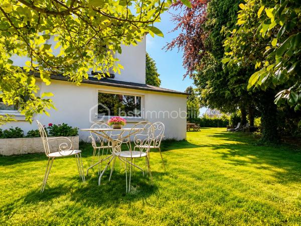 BSKIMMOBILIER vous présente : Une maison singulière, pleine de cachet, idéalement située et offrant de belles possibilités d’évolution. Un bien rare pour celles et ceux qui recherchent plus qu’une simple habitation : un véritable lieu de vie.

Amoureux de la belle pierre, du charme de l’ancien et des maisons qui ont une véritable âme, cette propriété devrait immédiatement retenir votre attention.

Édifiée sur un terrain clos d’environ 1 130 m², cette maison de caractère de 8 pièces séduit par son cachet authentique, ses beaux volumes et son environnement privilégié. Ici, tout est réuni : pierre apparente, poutres, carreaux anciens, belles hauteurs, ambiance chaleureuse et extérieur agréable, le tout avec écoles, commerces et gare accessibles à pied.

Le rez-de-chaussée propose une belle entrée, un vaste espace séjour–salle à manger, un salon cosy, une cuisine ouverte ainsi qu’un cellier. Les pièces de vie offrent une atmosphère conviviale et familiale, avec une vraie sensation d’espace et de charme.
La maison dispose aujourd’hui de 4 chambres, réparties sur les niveaux supérieurs.

À l’étage, vous découvrirez deux belles chambres ainsi qu’une salle de bains. Le second niveau accueille deux grandes chambres supplémentaires, parfaites pour une famille, des espaces invités, un bureau ou un projet indépendant.

Un véritable atout complète ce bien : le potentiel d’évolution au rez-de-chaussée, avec la possibilité d’aménager un appartement indépendant. Cette configuration ouvre la porte à différents projets : logement familial complémentaire, espace pour recevoir, activité locative, profession indépendante ou maison d’amis.

À l’extérieur, le terrain clos offre un bel écrin de verdure, intime et agréable. Le mur de clôture en pierre vient renforcer le charme de l’ensemble et apporte une vraie identité à la propriété.

Pour plus d'information et visiter ce bien contactez Guillaume LE STRAT.

Pour vous, je réalise, gratuitement et sous 48h votre avis de valeur dans le cadre d’une succession ou de votre projet de vente sur les secteurs Golfe du Morbihan, Pays d'Auray, Ploemel, Brech, Pluneret, Sainte-Anne-D'Auray, Plumergat, Le Bono, Plougoumelen, Baden...Pluvigner et ses alentours... Au plaisir de vous aider ou vous accompagner personnellement dans votre projet immobilier !
