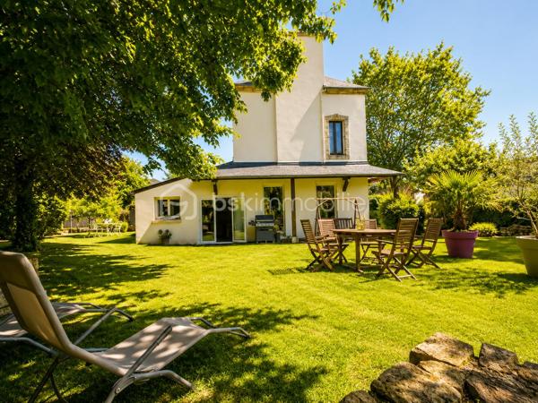 BSKIMMOBILIER vous présente : Une maison singulière, pleine de cachet, idéalement située et offrant de belles possibilités d’évolution. Un bien rare pour celles et ceux qui recherchent plus qu’une simple habitation : un véritable lieu de vie.

Amoureux de la belle pierre, du charme de l’ancien et des maisons qui ont une véritable âme, cette propriété devrait immédiatement retenir votre attention.

Édifiée sur un terrain clos d’environ 1 130 m², cette maison de caractère de 8 pièces séduit par son cachet authentique, ses beaux volumes et son environnement privilégié. Ici, tout est réuni : pierre apparente, poutres, carreaux anciens, belles hauteurs, ambiance chaleureuse et extérieur agréable, le tout avec écoles, commerces et gare accessibles à pied.

Le rez-de-chaussée propose une belle entrée, un vaste espace séjour–salle à manger, un salon cosy, une cuisine ouverte ainsi qu’un cellier. Les pièces de vie offrent une atmosphère conviviale et familiale, avec une vraie sensation d’espace et de charme.
La maison dispose aujourd’hui de 4 chambres, réparties sur les niveaux supérieurs.

À l’étage, vous découvrirez deux belles chambres ainsi qu’une salle de bains. Le second niveau accueille deux grandes chambres supplémentaires, parfaites pour une famille, des espaces invités, un bureau ou un projet indépendant.

Un véritable atout complète ce bien : le potentiel d’évolution au rez-de-chaussée, avec la possibilité d’aménager un appartement indépendant. Cette configuration ouvre la porte à différents projets : logement familial complémentaire, espace pour recevoir, activité locative, profession indépendante ou maison d’amis.

À l’extérieur, le terrain clos offre un bel écrin de verdure, intime et agréable. Le mur de clôture en pierre vient renforcer le charme de l’ensemble et apporte une vraie identité à la propriété.

Pour plus d'information et visiter ce bien contactez Guillaume LE STRAT.

Pour vous, je réalise, gratuitement et sous 48h votre avis de valeur dans le cadre d’une succession ou de votre projet de vente sur les secteurs Golfe du Morbihan, Pays d'Auray, Ploemel, Brech, Pluneret, Sainte-Anne-D'Auray, Plumergat, Le Bono, Plougoumelen, Baden...Pluvigner et ses alentours... Au plaisir de vous aider ou vous accompagner personnellement dans votre projet immobilier !